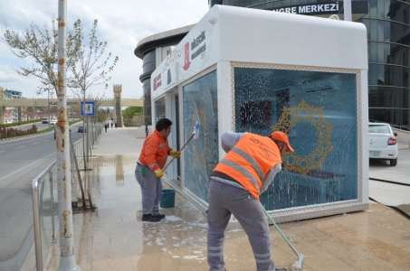 CADDE VE SOKAKLAR YIKANIYOR