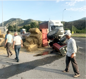 SAMAN BALYASI YÜKLÜ TRAKTÖR DEVRİLDİ