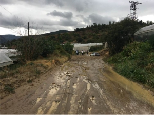 ŞİDDETLİ YAĞIŞ YOLU KAPATTI