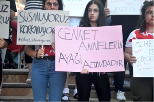 KADIN CİNAYETLERİNE BOYALI PROTESTO