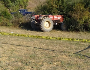 DEVRİLEN TRAKTÖRÜN ALTINDA KALAN GENÇ HAYATINI KAYBETTİ