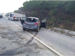 KONTROLDEN ÇIKAN OTOMOBİL SU KANALINA DÜŞTÜ