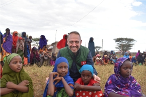 BOZÜYÜK'TEN KENYA'YA YARDIM DAĞITMAYA GİTTİ