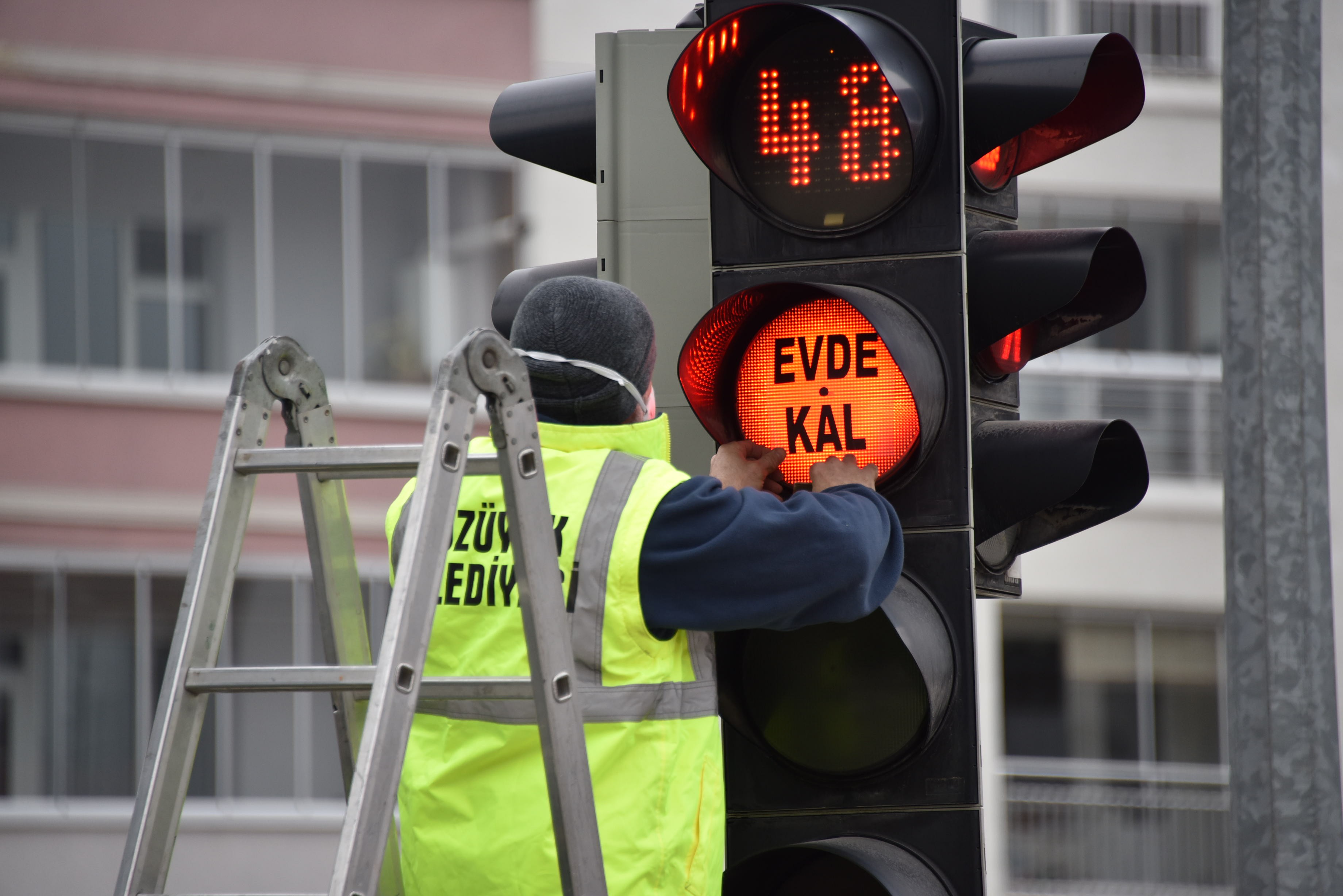 KIRMIZI IŞIKLARA EVDE KAL YAZILDI