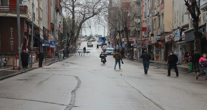 EN İŞLEK CADDE TRAFİĞE KAPATILDI