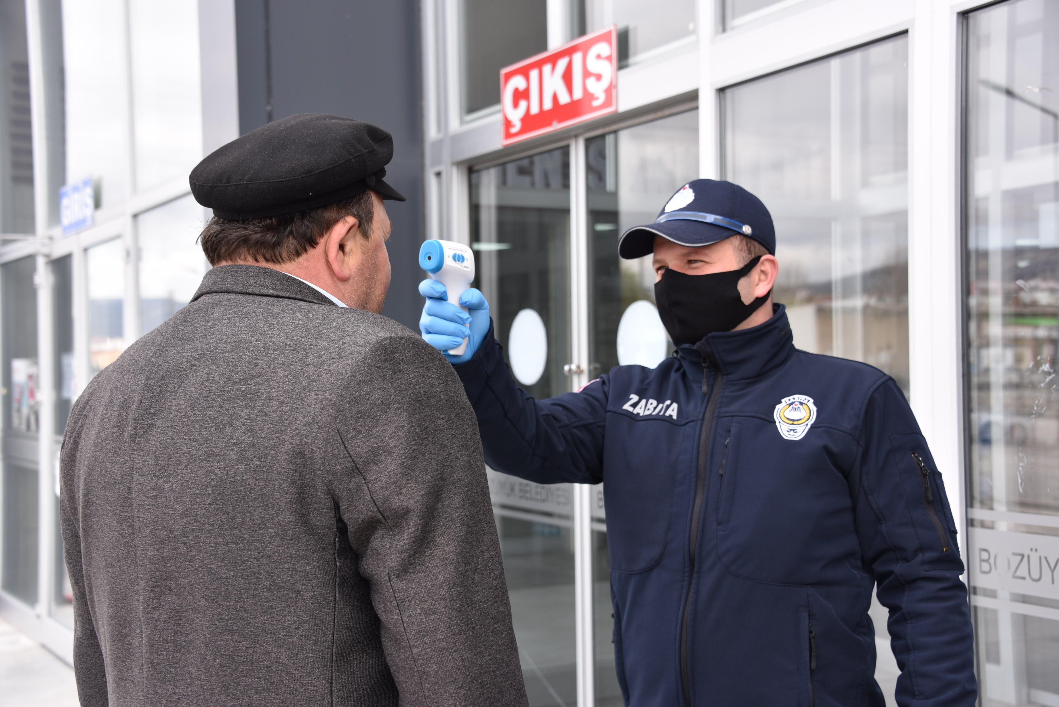 PAZARA GELEN HERKESİN ATEŞİ ÖLÇÜLDÜ