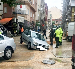 YOL ÇÖKTÜ, BAŞKANA TEPKİ YAĞDI