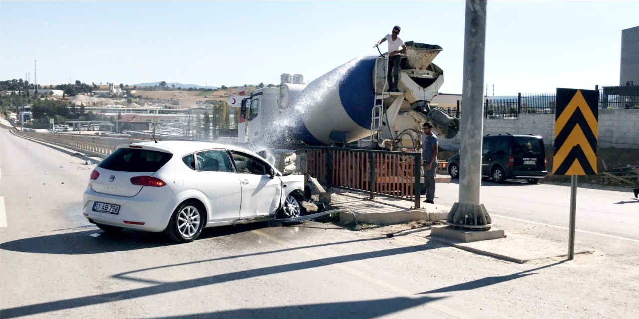 Yanan otomobili beton mikseri söndürdü