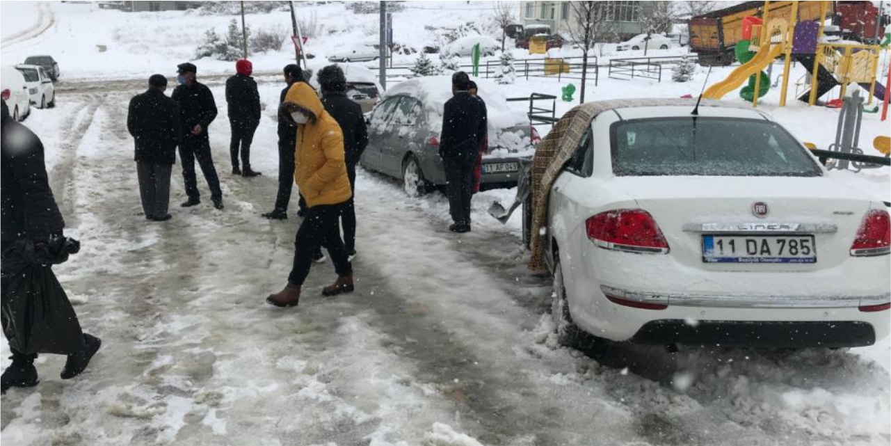 Aracını temizlerken otomobil çarptı