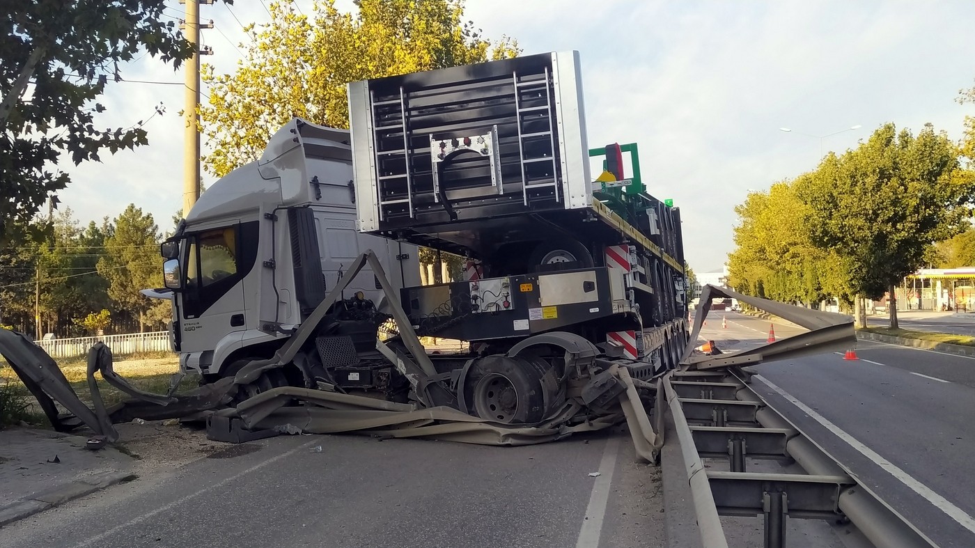 D-650 karayolunda kontrolden çıkan tır bariyerlere çarptı: 1 yaralı