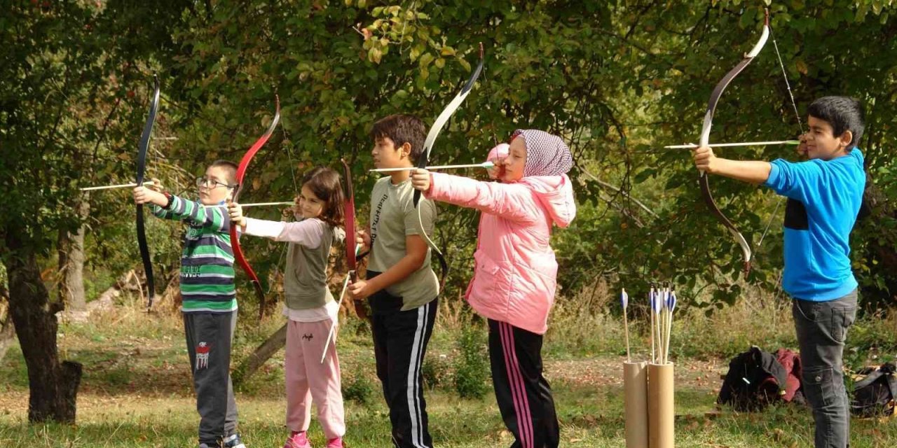 Çocuklar çömlek yaptı, okçuluk ve dart sporu ile tanıştı