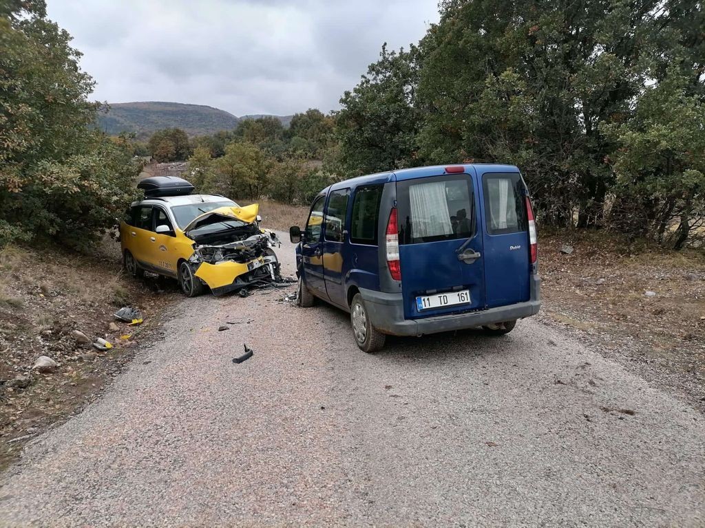 Bilecik’te 2 araç kafa kafaya çarpıştı: 1 yaralı