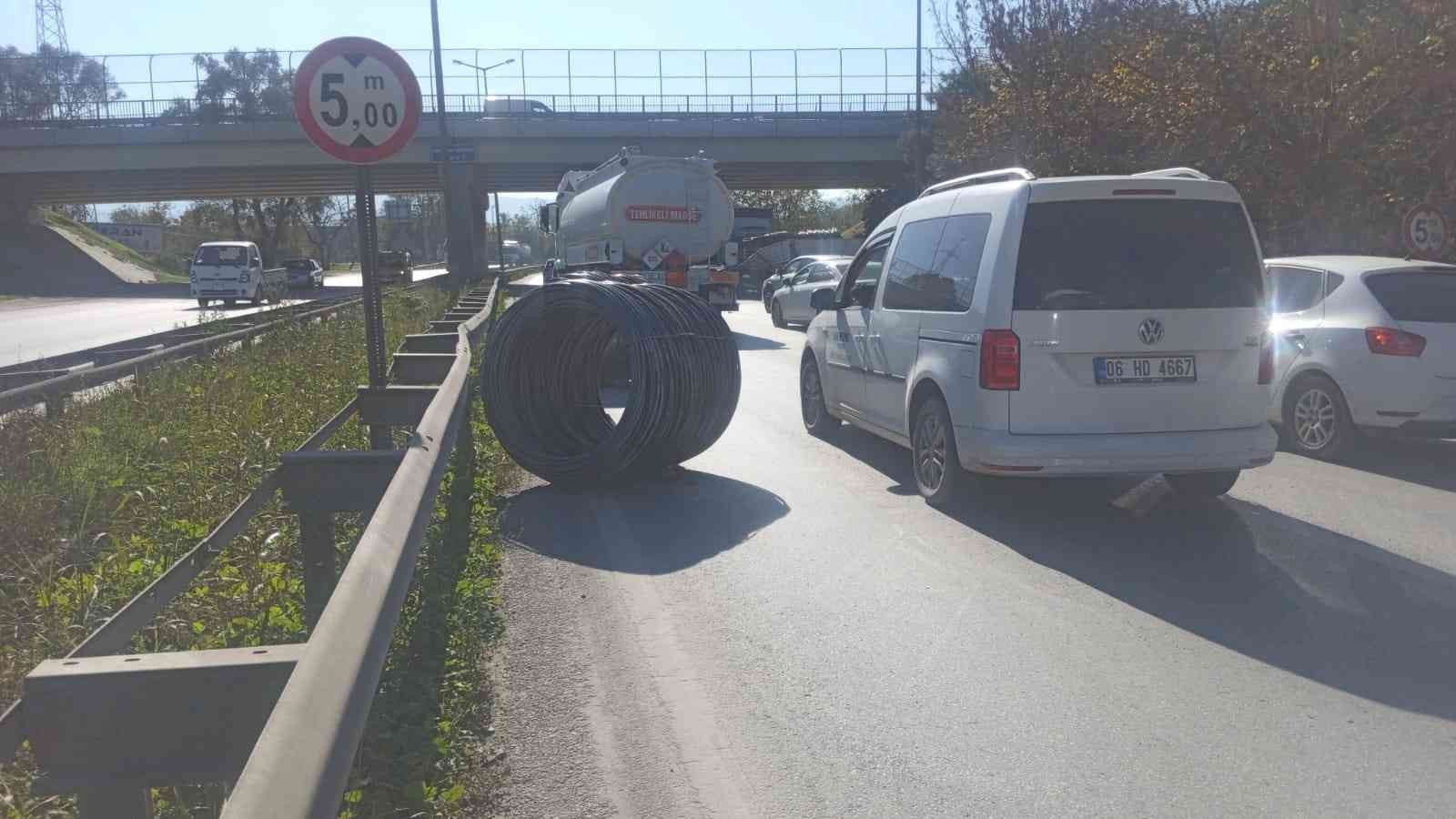 Seyir halindeyken dorsesinden düşen borular trafiği tehlikeye attı