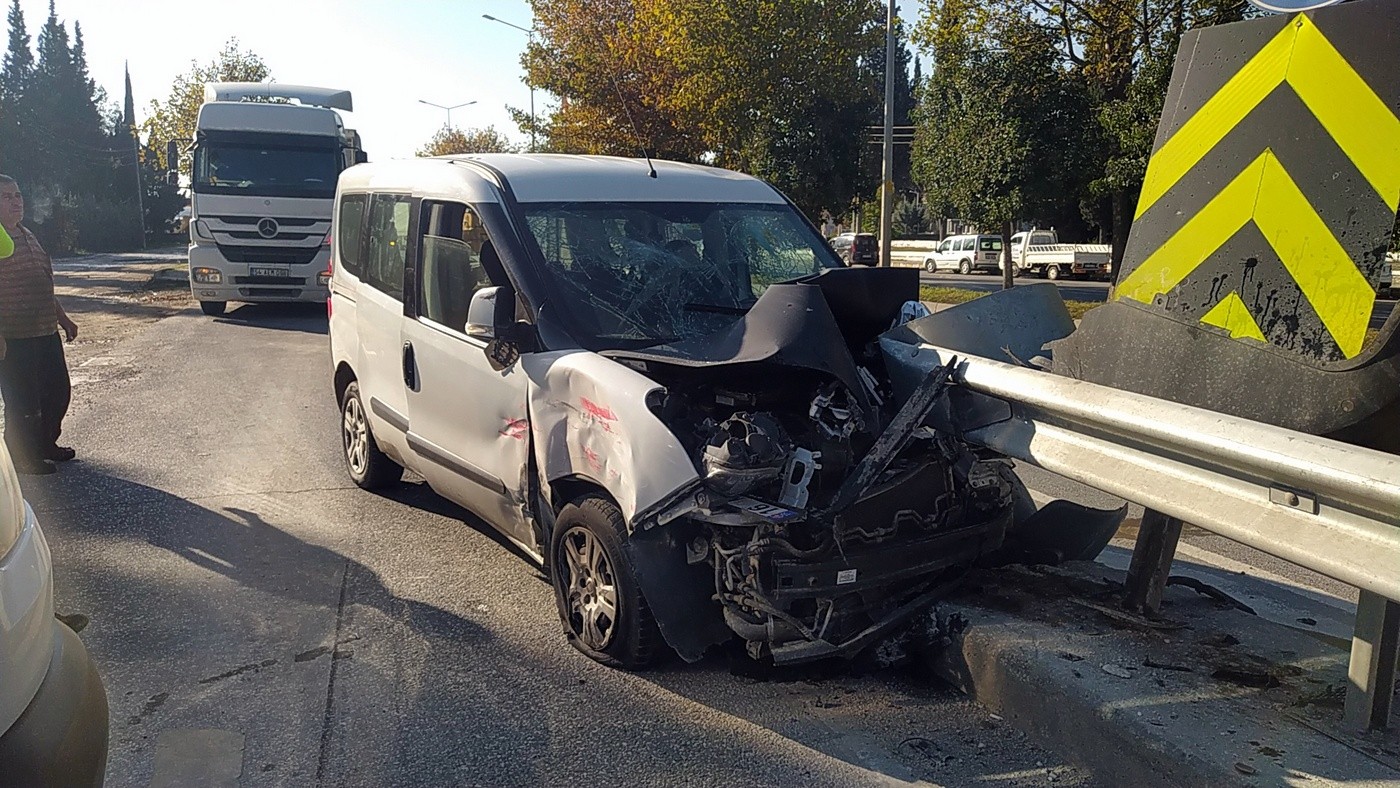 Kamyonete çarpan araç bariyerlere ok gibi saplandı: 4 yaralı