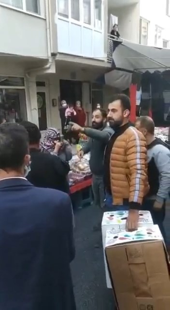 Pazarda hırsızlık yaparken yakalanan kadınlar esnafa saldırdı