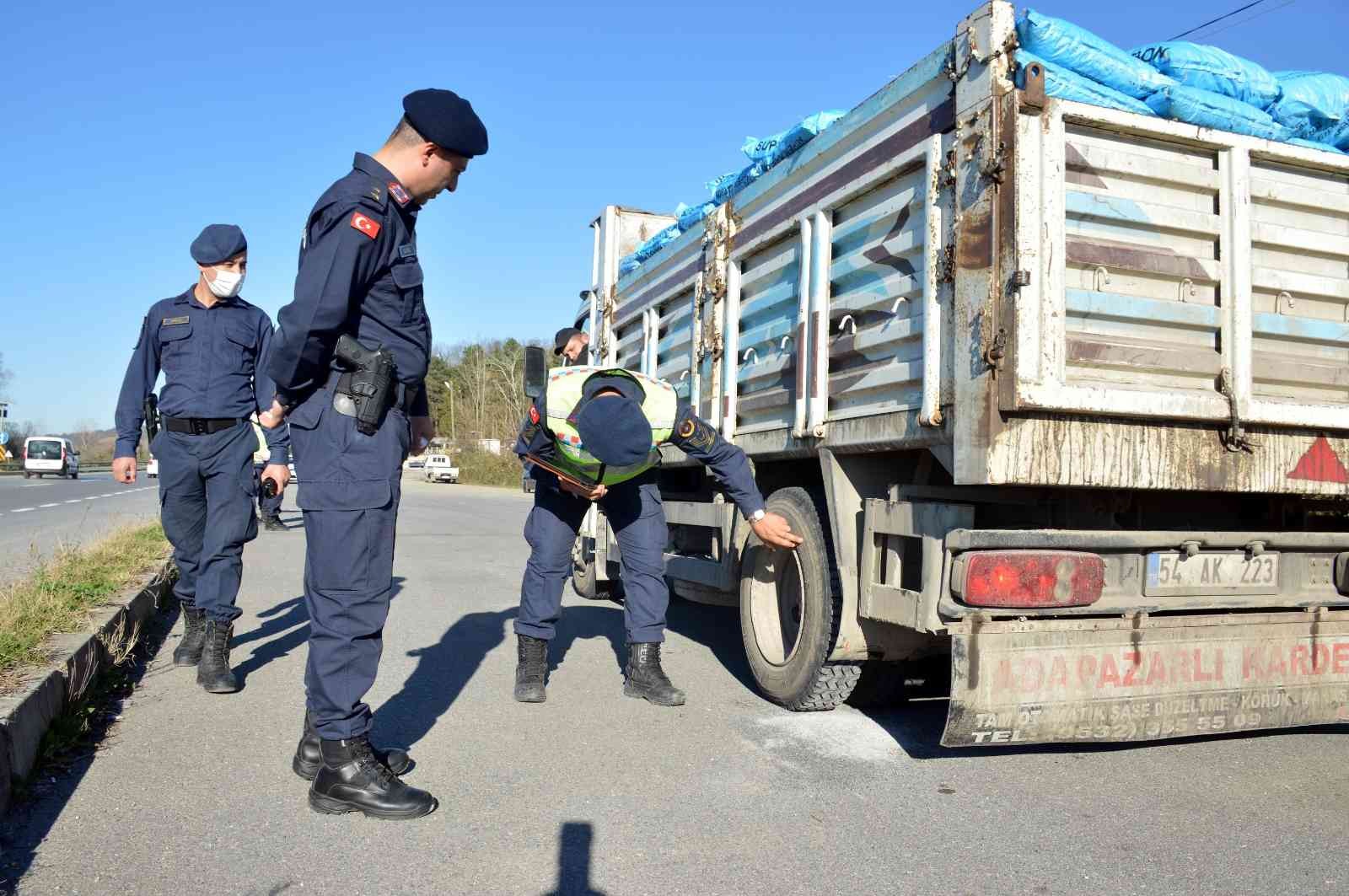 Polis ve jandarma ekiplerinden kış lastiği denetimi