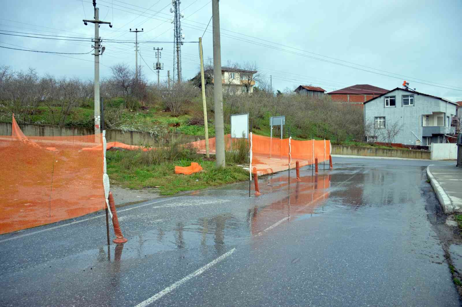 Arsasından geçirilen asfalt yolu duba ve filelerle kapattı