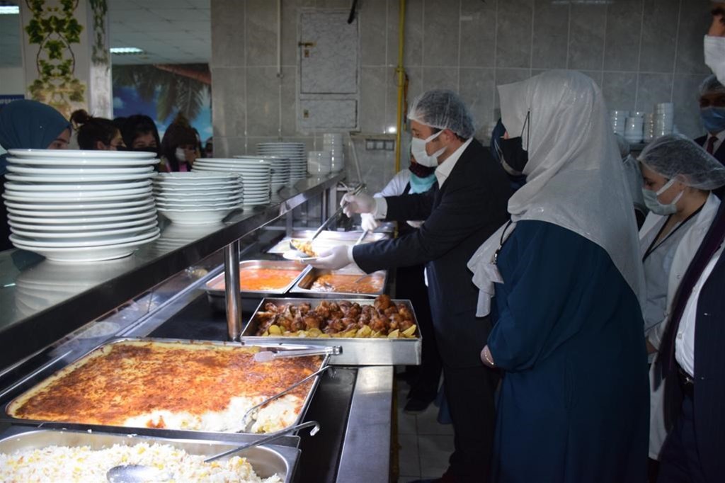 KYK Genel Müdür Yardımcısı Özdemir öğrencilere yemek dağıttı