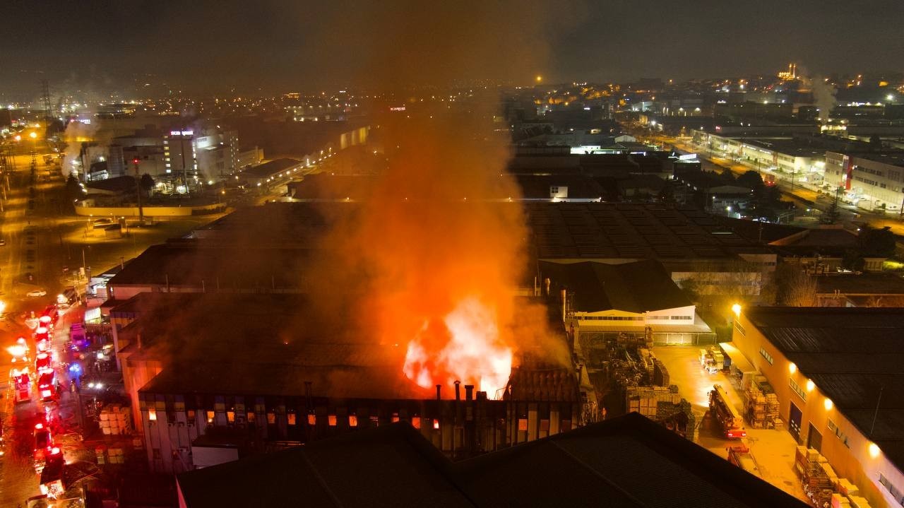 Korkutan yangın 5 saat sonra kontrol altına alındı