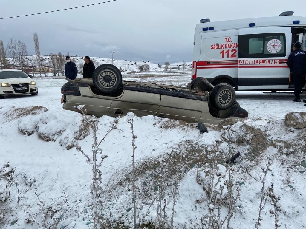 Yoldan çıkarak takla attı