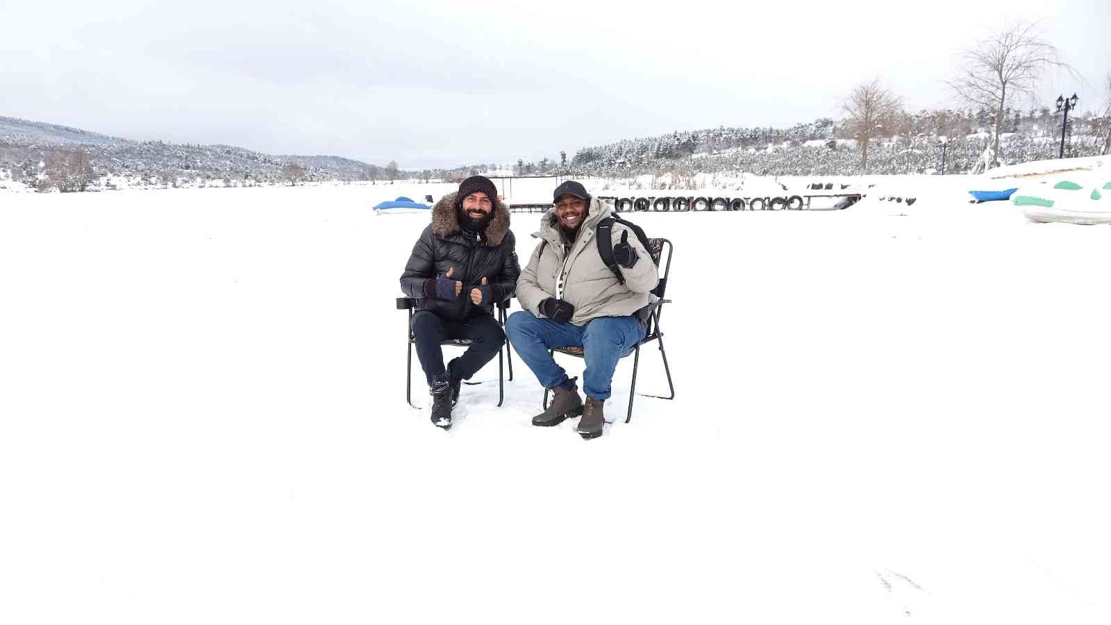 Doğa harikası gölet dondu