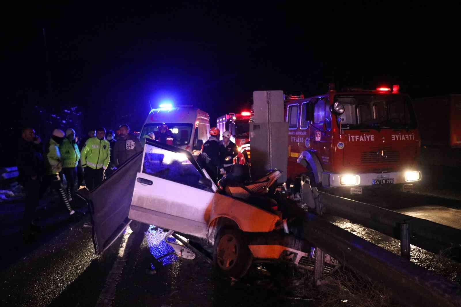 Bariyerlere ok gibi saplanan otomobil hurdaya döndü