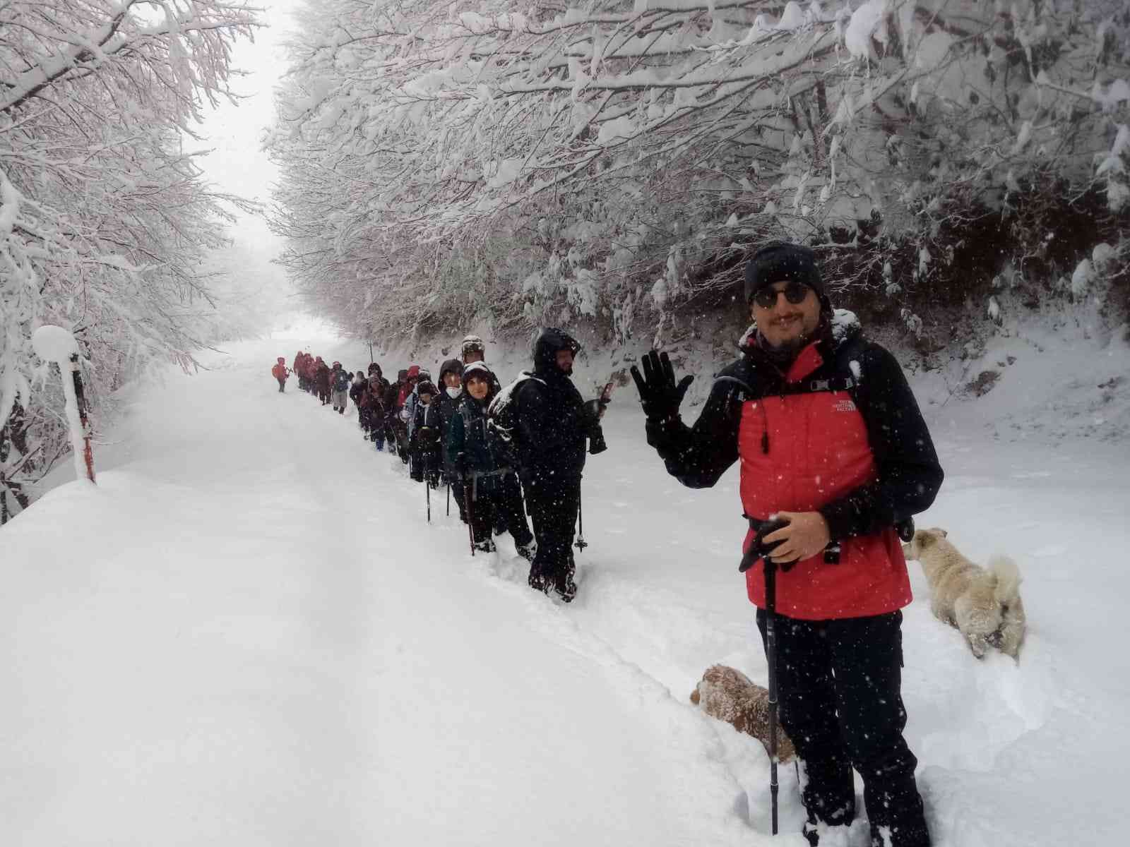 Dağcıların 12 kilometrelik kar yürüyüşü