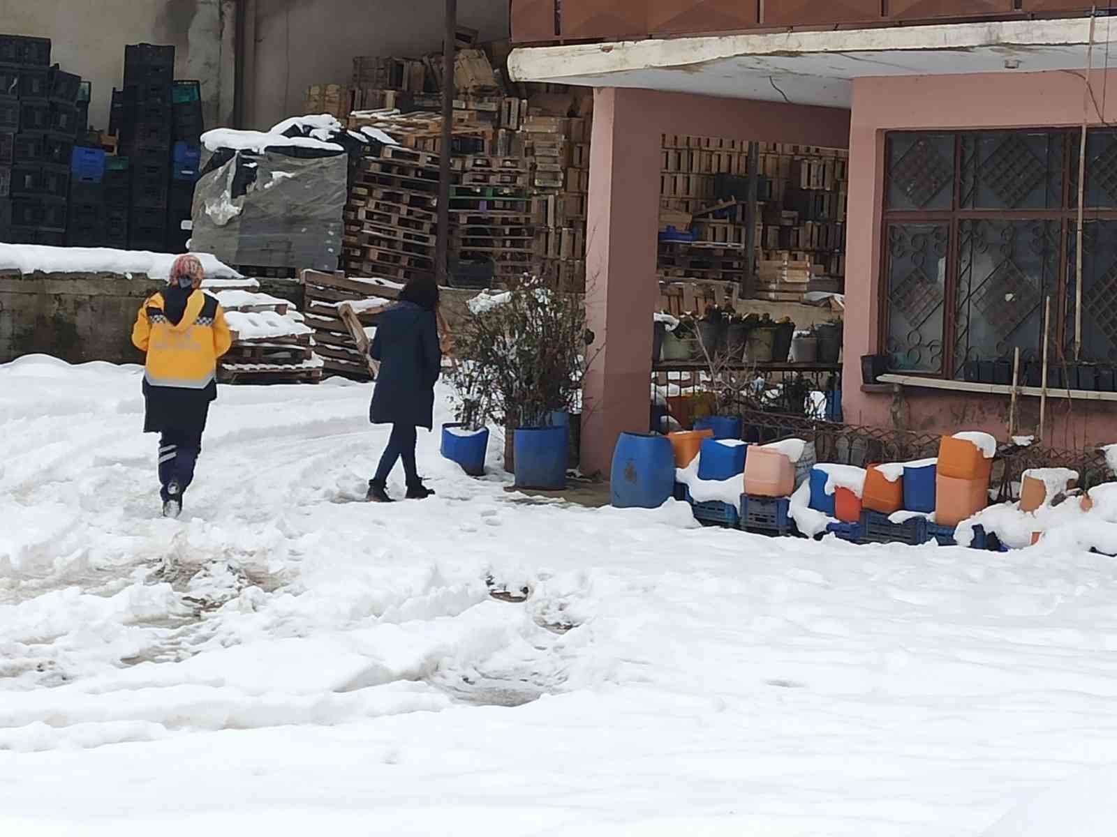 Sağlık ekipleri kar kış demeden fedakârca aşılama çalışmalarını sürdürüyor