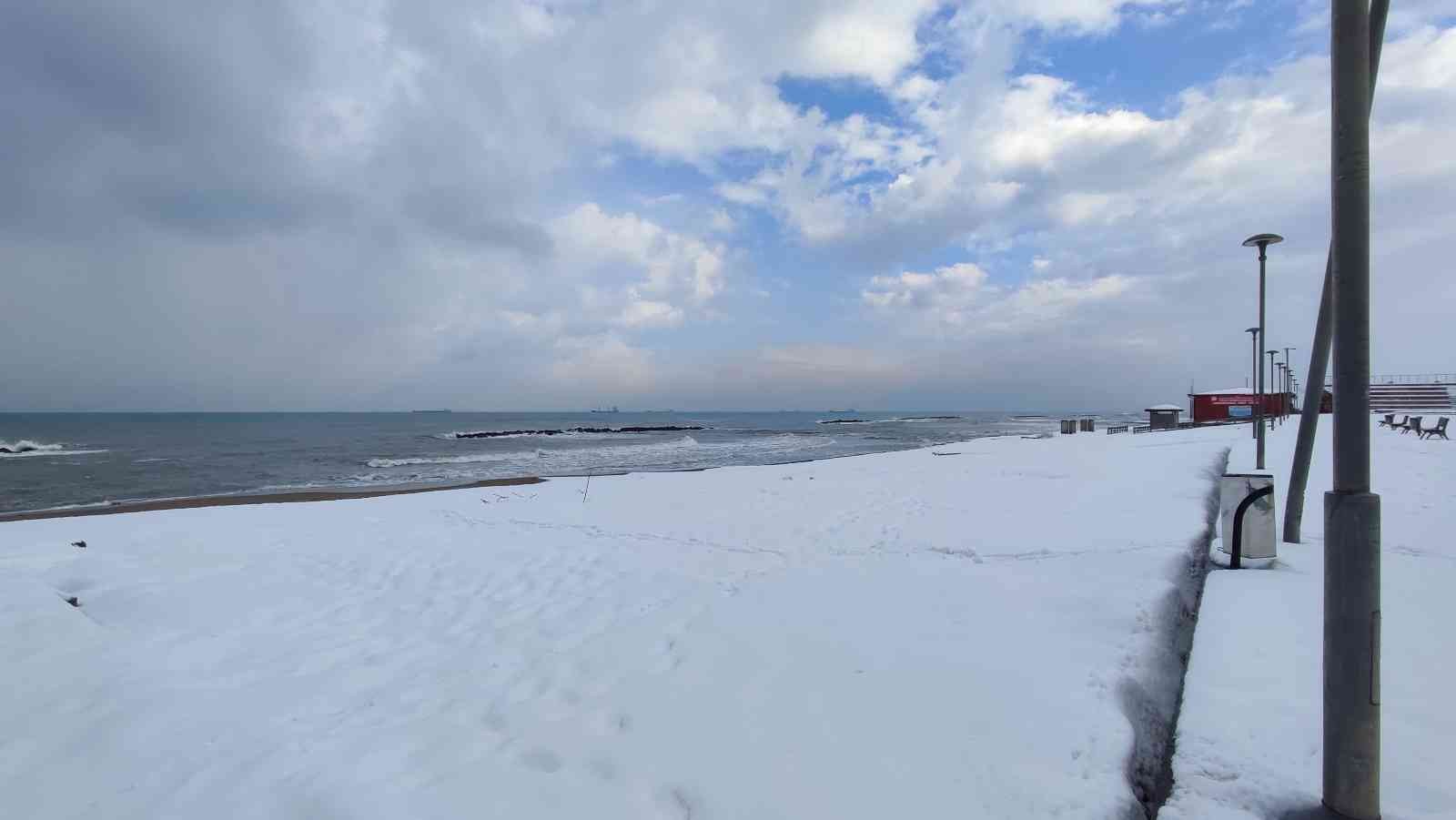 Sakarya’nın Karadeniz’e kıyısı beyaza büründü