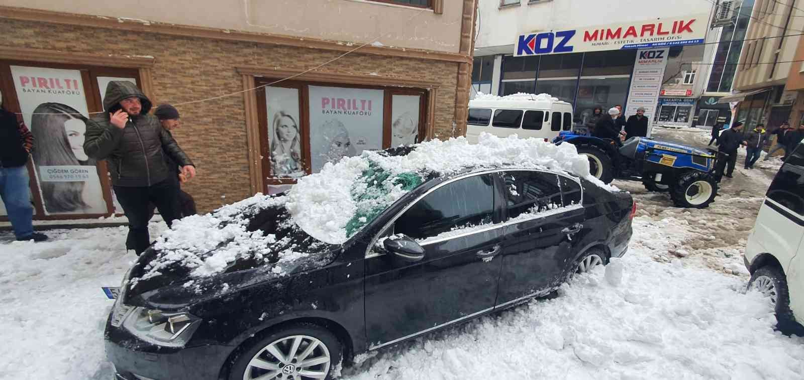 Otomobili çatıdan düşen kar kütlesiyle kullanılamaz hale geldi