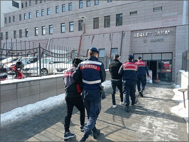 Çalıntı malzemeleri hurdacıya satarken yakalanan 5 şüpheli tutuklandı