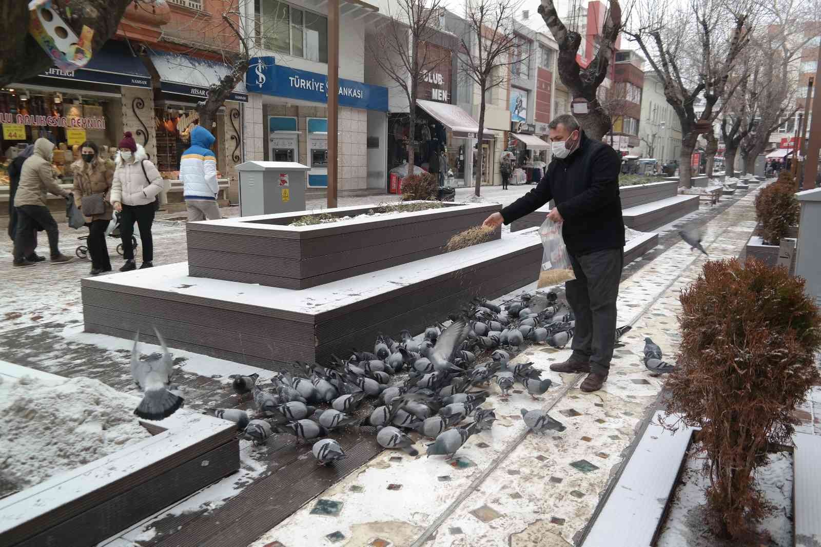 Güvercinler Hamamyolu’na her gün onun için geliyor