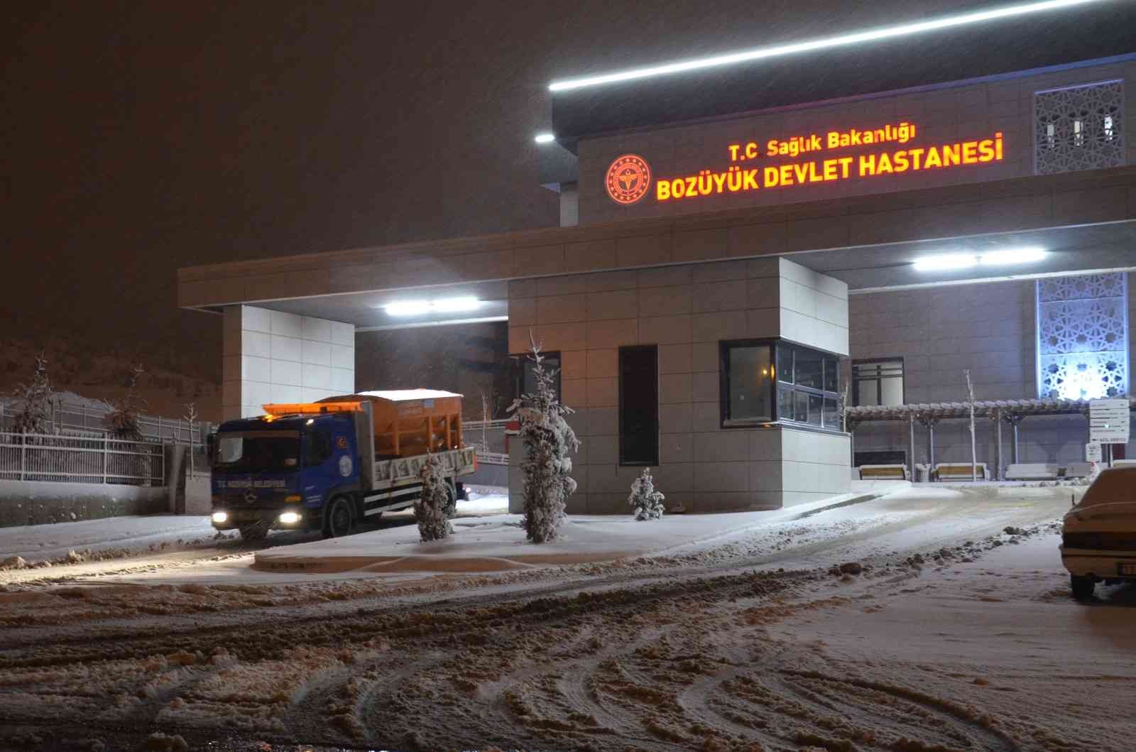 Bozüyük’te kar temizleme çalışmaları devam ediyor