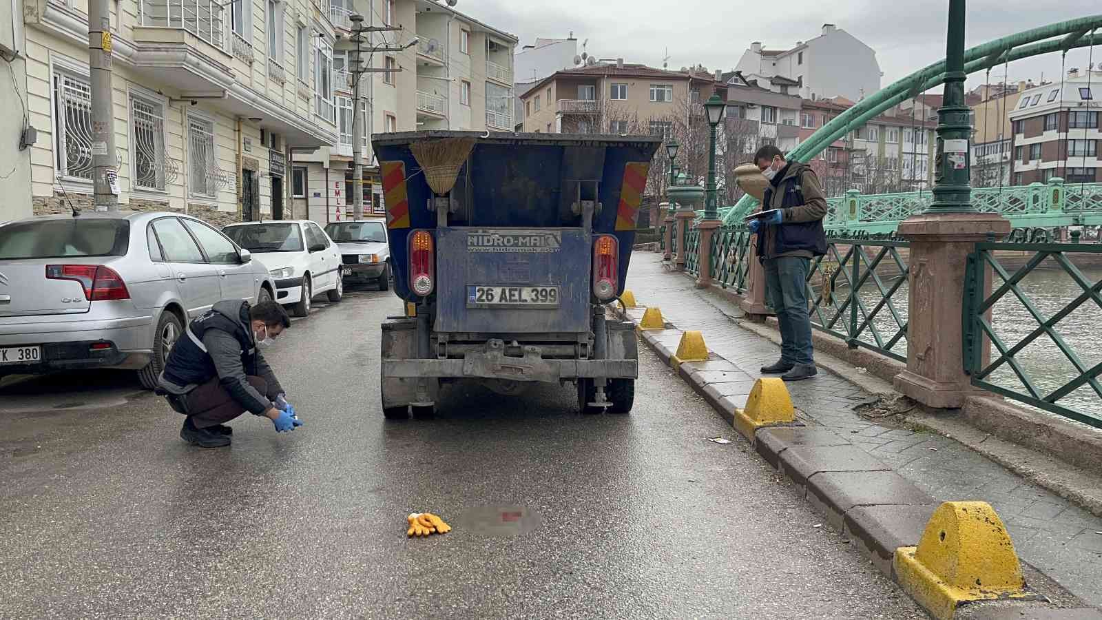 Çöp topladığı kamyonun altında kalan işçi yaralandı