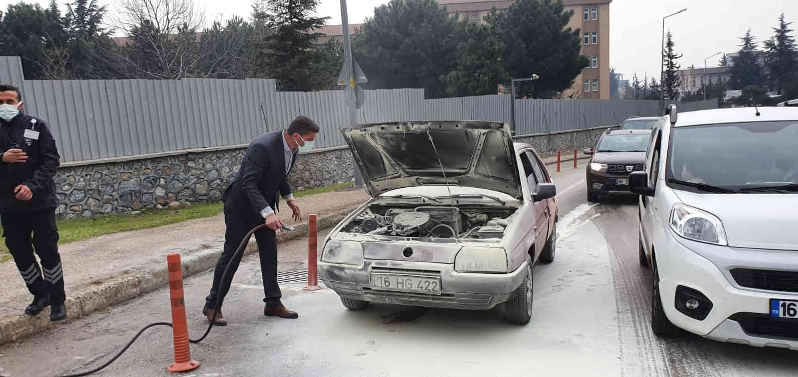 Otomobil yangını büyümeden söndürüldü