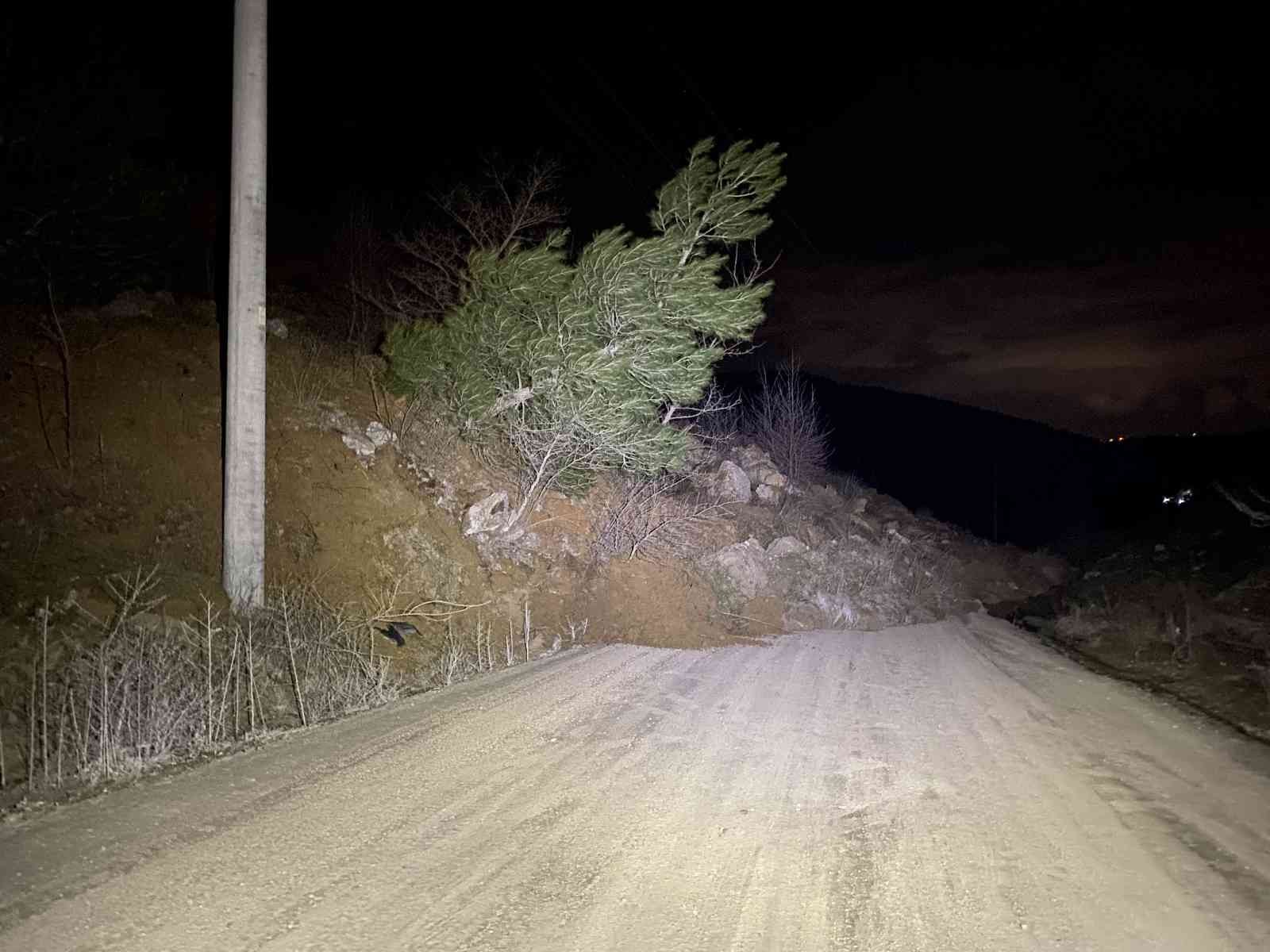 Heyelan nedeniyle yol ulaşıma kapandı