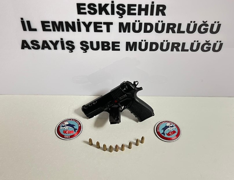 Ruhsatsız tabanca ile polise yakalandı