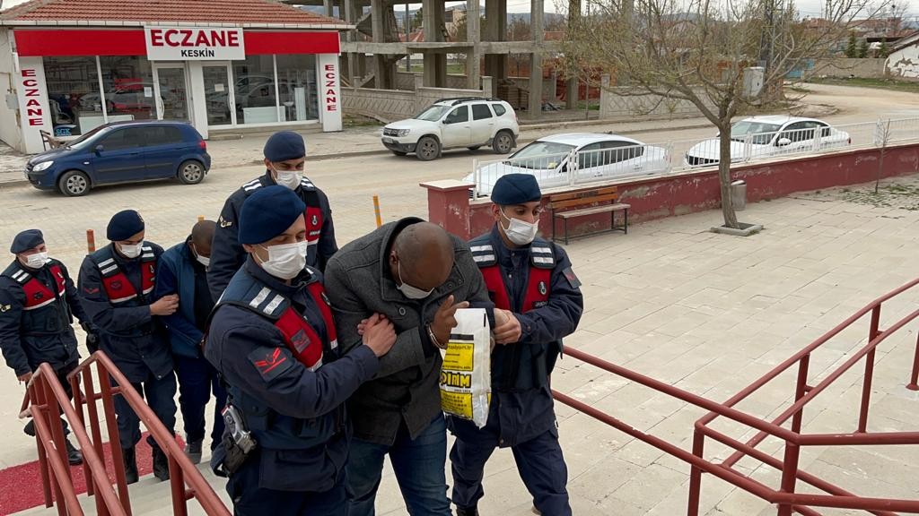 Sahte parayla yakalanan dolandırıcılar tutuklandı