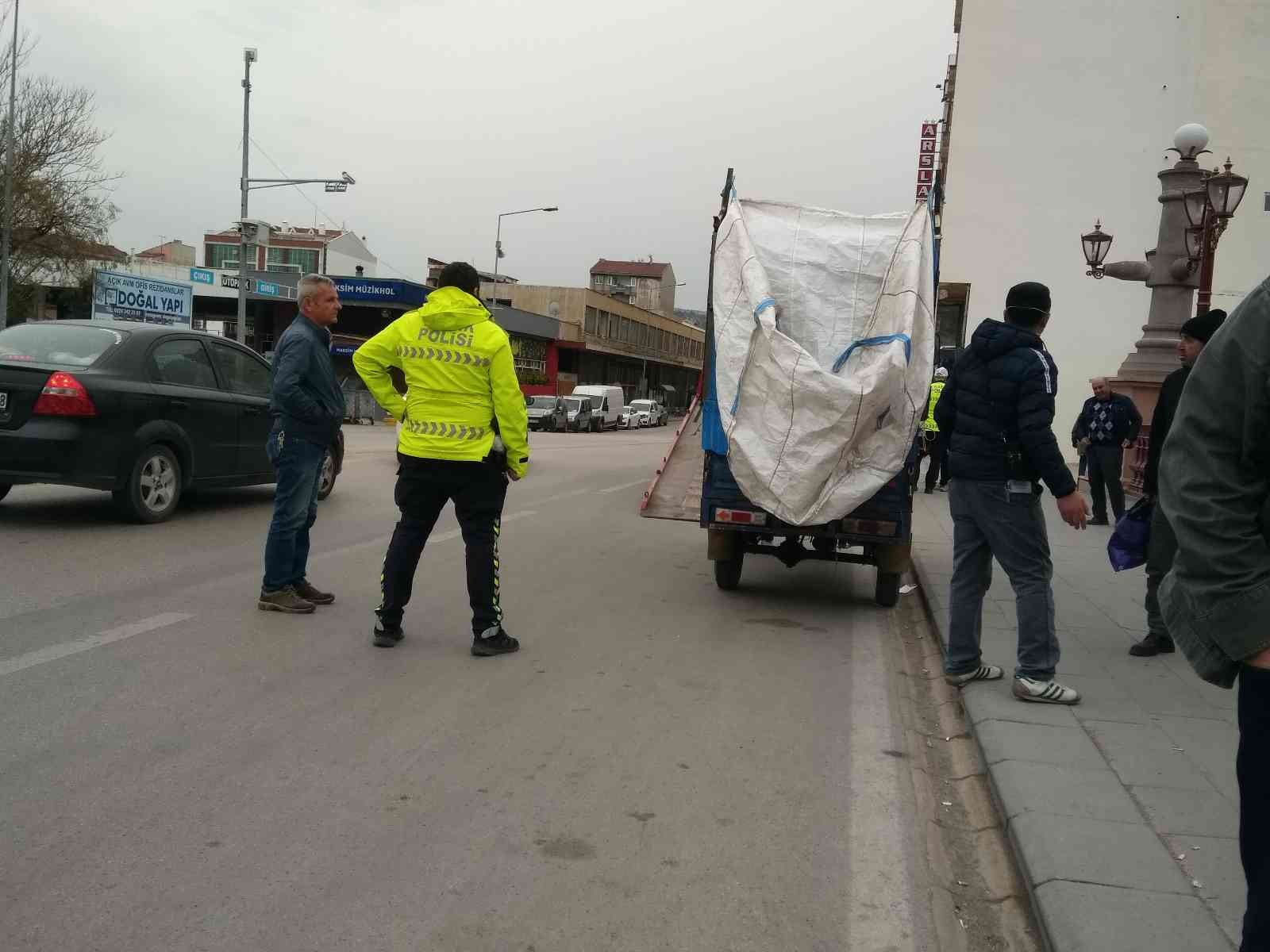 Polisle tartışan mülteciye vatandaşlar tepki gösterdi