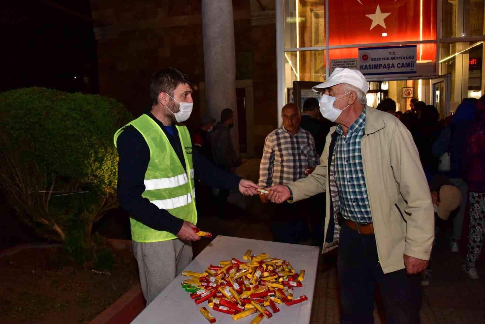 Kadir Gecesi camilerde dualarla karşılandı