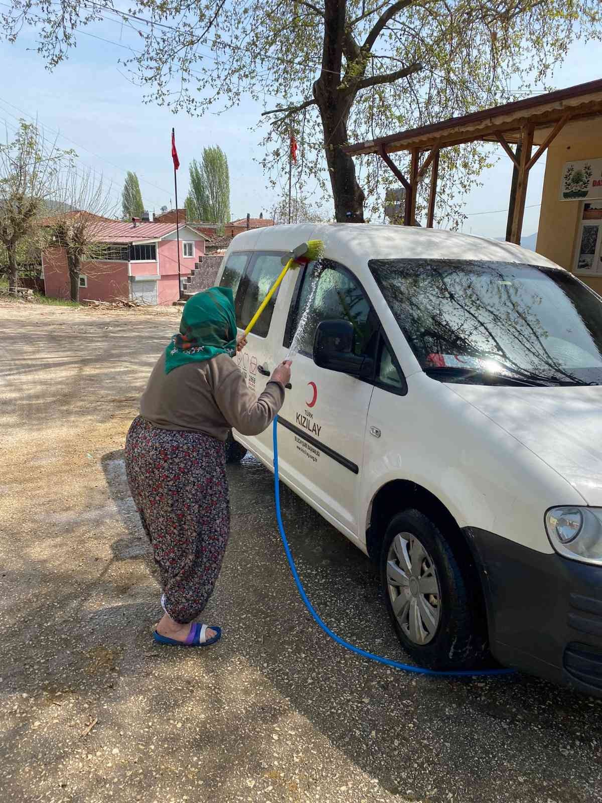 Kızılay aracını kirli gören Fatma Teyze’nin hareketi duygulandırdı