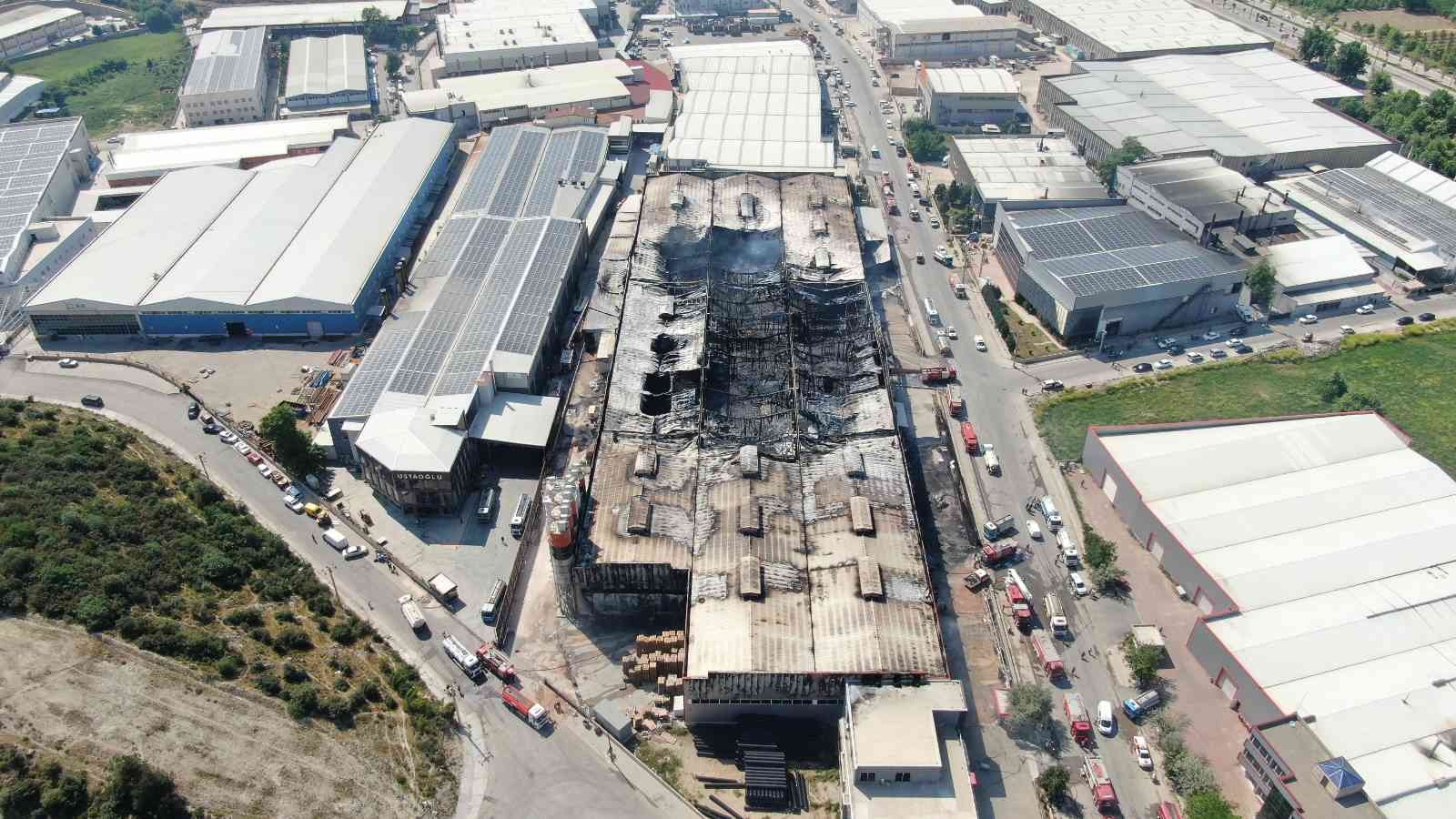 Yalıtım malzemeleri üreten fabrika yangını tamamen söndürüldü