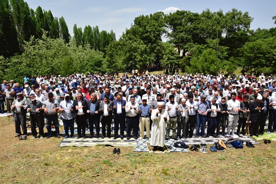 Vali Kızılkaya vatandaşlarla birlikte ellerini semaya açtı