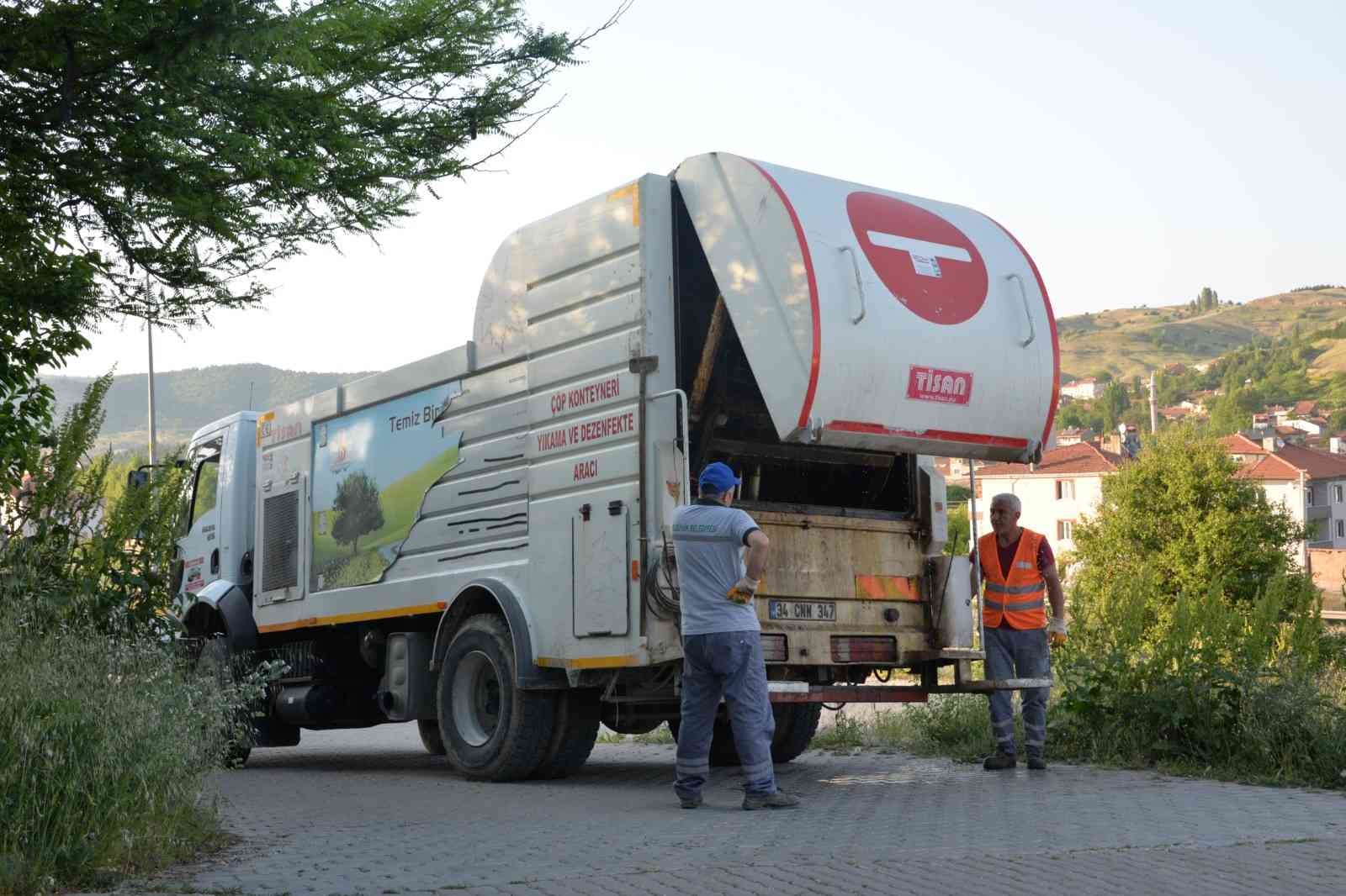 Çöp konteynerleri yıkanarak temizleniyor