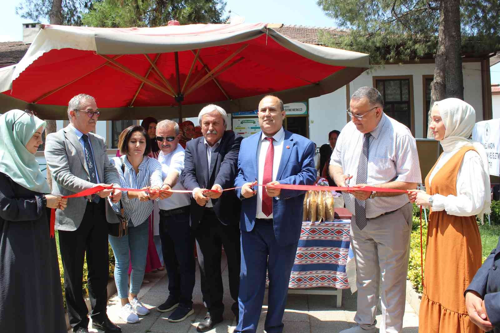 Osmaneli’nde Hayat Boyu Öğrenme Haftası nedeniyle sergi açıldı