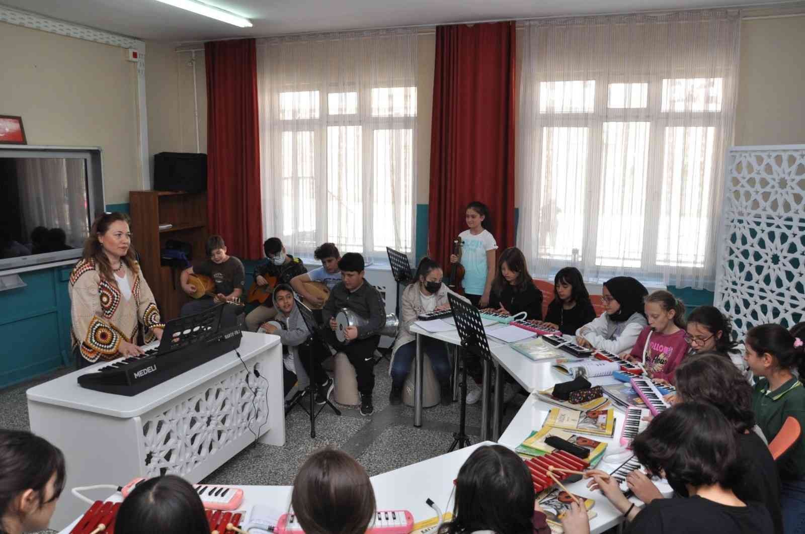 Edebali Ortaokulu başarısıyla adından söz ettiriyor