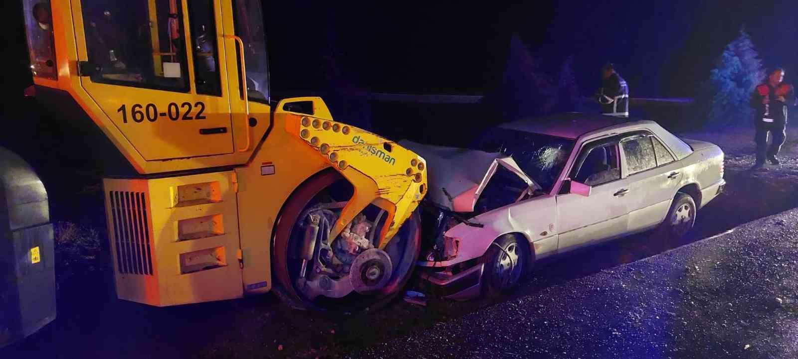 Otomobil yol kenarındaki silindir aracına çarptı