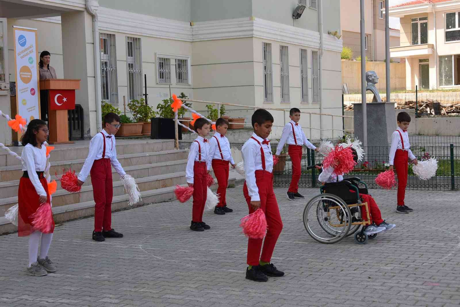 Başkan Yardımcısı Ali Şahinoğlu mezuniyet sevincine ortak oldu