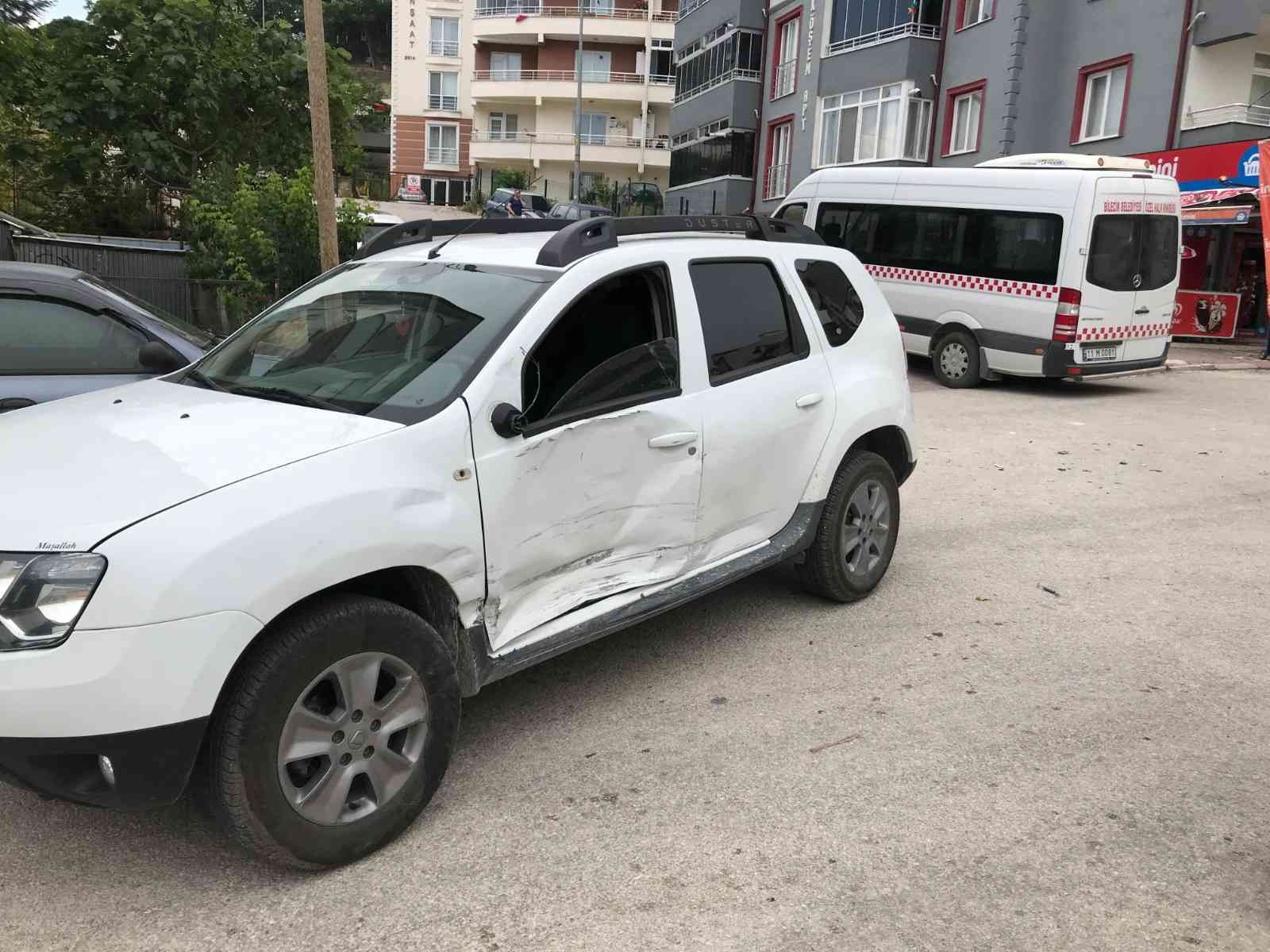 Minibüs ile otomobil çarpıştı