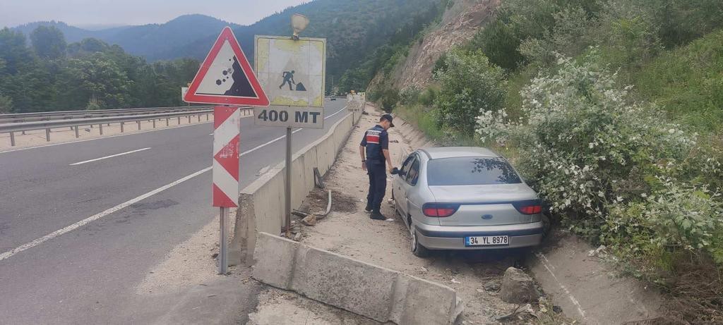 Kontrolden çıkan otomobil beton bariyerlere çarptı